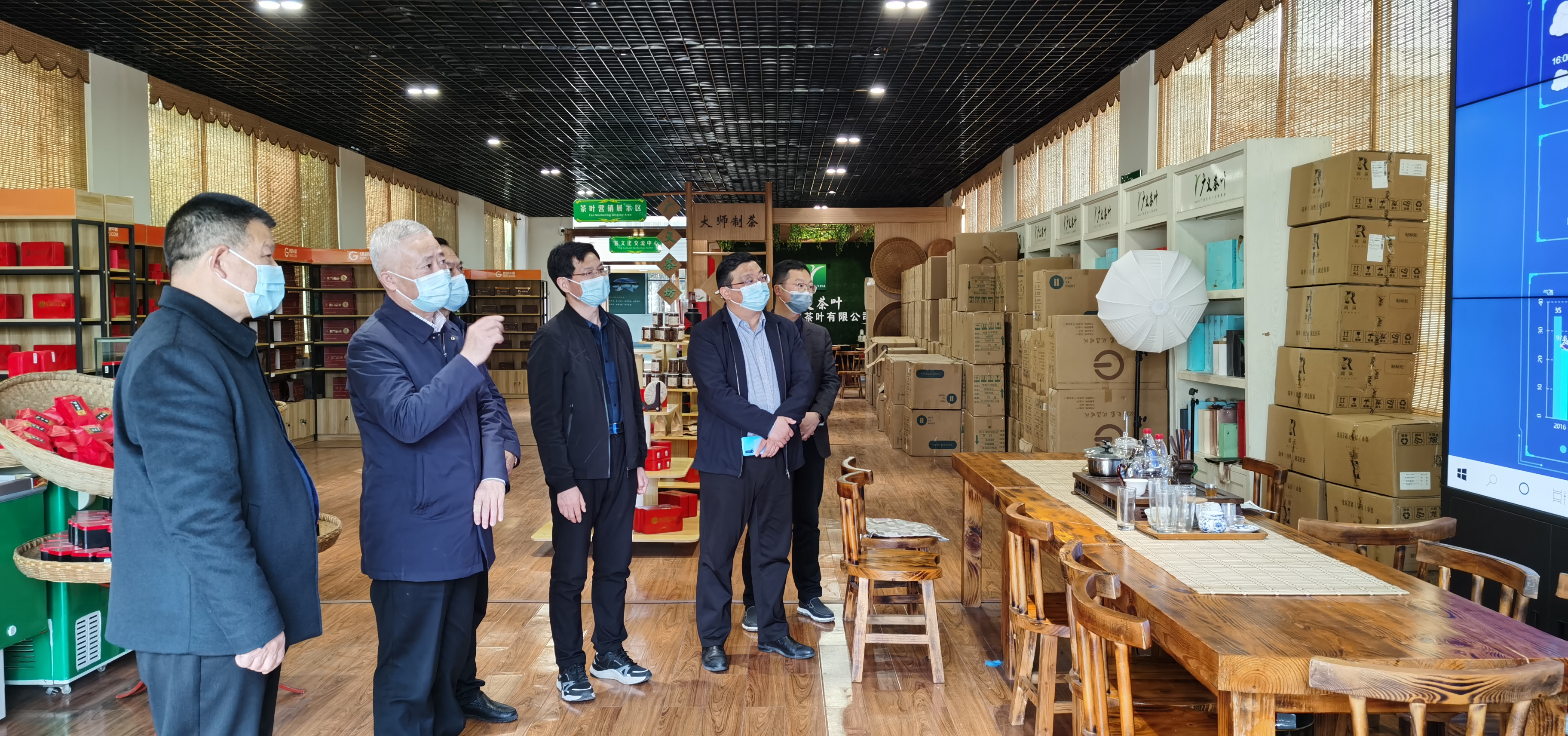 2022年4月1日，信陽(yáng)市胡亞才市長(zhǎng)來(lái)廣義茶印象園，關(guān)心春茶生產(chǎn)，指導(dǎo)春茶生產(chǎn)工作