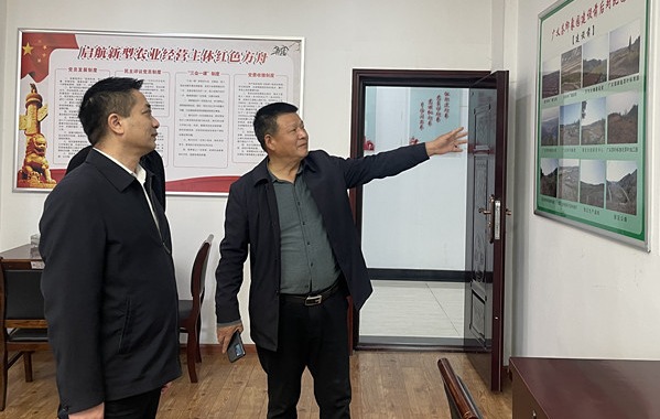 2022年11月9日 ，浉河區(qū)工會(huì)胡華庭主席來(lái)信陽(yáng)市廣義茶葉有限公司慰問全國(guó)勞模李廣義同志，并傳達(dá)黨的二十大精神。
